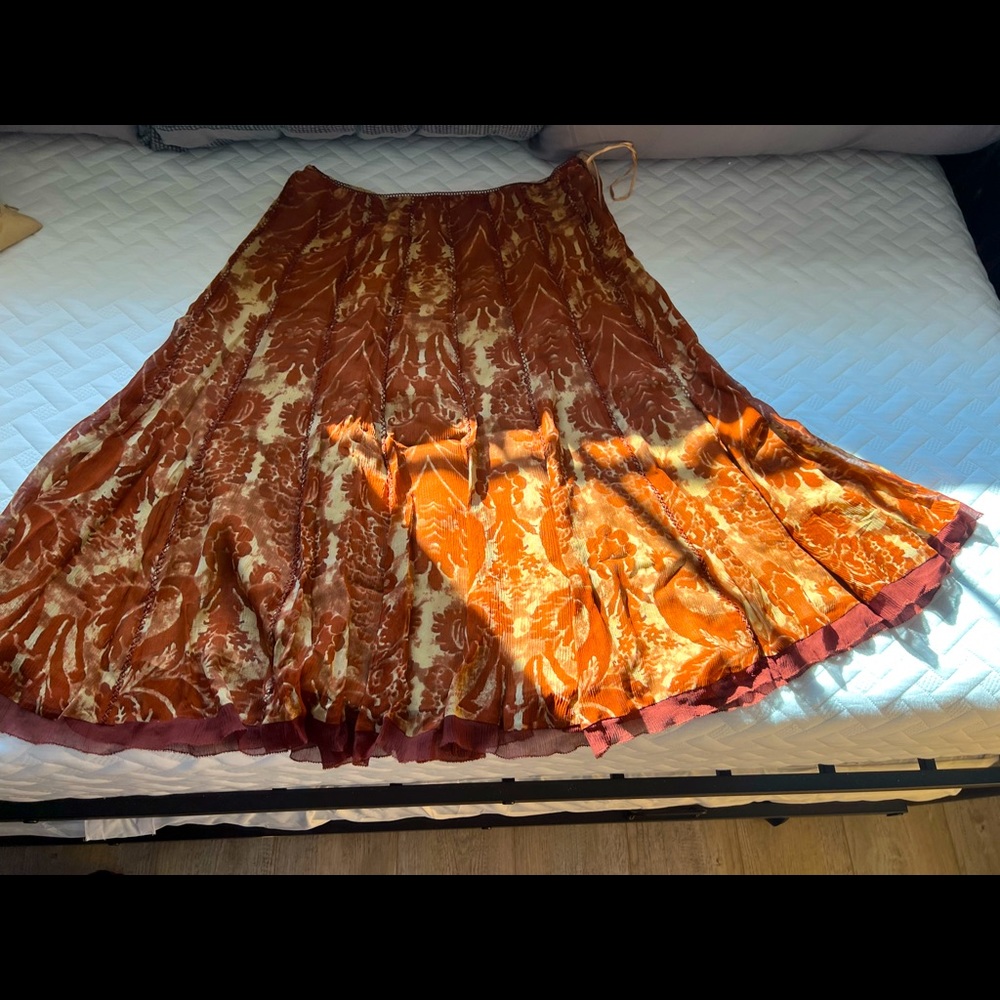Beautiful SILK skirt, rust and cream pattern, full and lightweight.